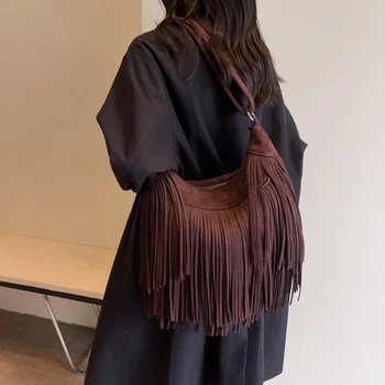 2023 Роскошная женская сумка подмышками с кисточками Высококачественная меховая сумка через плечо Милые кошельки и сумочки Дизайнерская сумка через плечо
