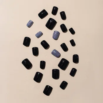 Черные и серебристые короткие накладные ногти с глянцевым дизайном с использованием блестящей пудры для начинающих мастеров нейл-арта или маникюрных салонов