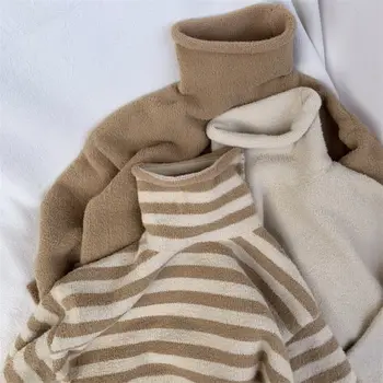 2023 Осенне-зимняя детская трикотажная нижняя рубашка с имитацией овечьей шерсти для девочек в полоску с высоким воротом и утолщением, теплая рубашка