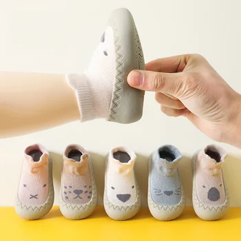 Носки для новорожденных с резиновой подошвой, обувь для новорожденных девочек и мальчиков, весенне-осенние детские носки для пола, нескользящие носки на мягкой подошве