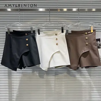 Осень 2023, новая юбка из промытой кожи с металлической пряжкой, Изогнутые скошенные Кожаные шорты, Повседневные шорты с высокой талией, женские Черные короткие брюки