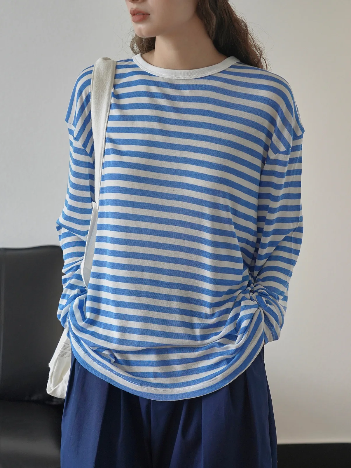 Весенне-осенняя женская повседневная футболка свободного кроя в полоску с круглым вырезом и длинными рукавами Изображение 2