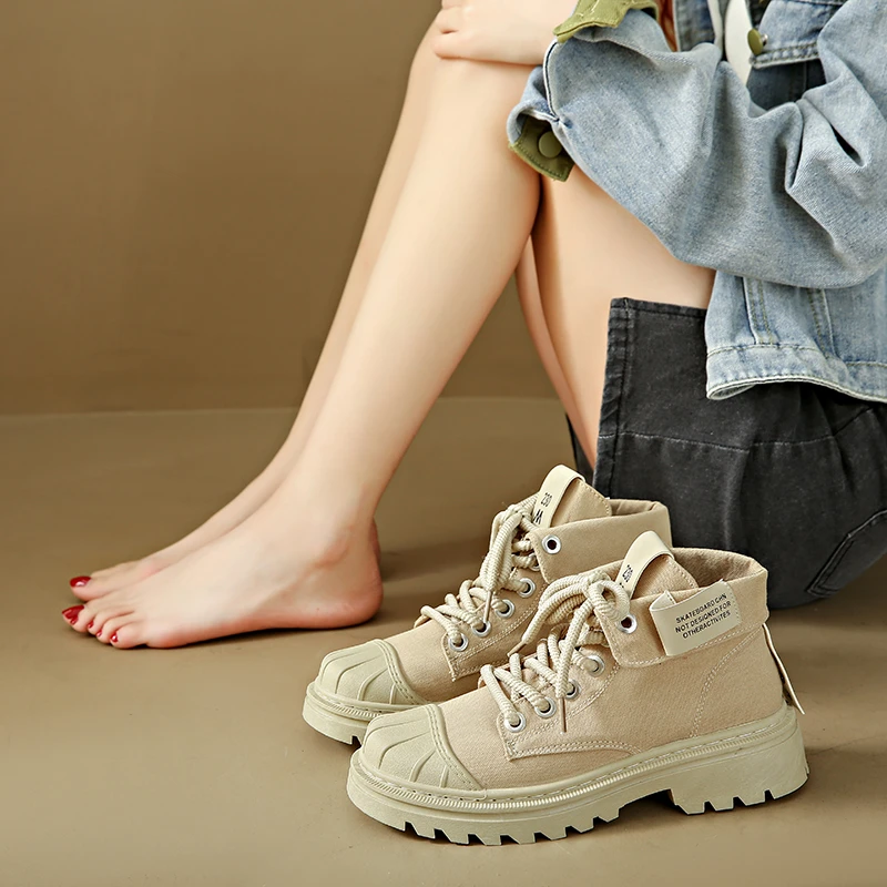 Женские армейские байкерские ботинки на низком каблуке и массивной подошве со шнуровкой по щиколотку Изображение 0