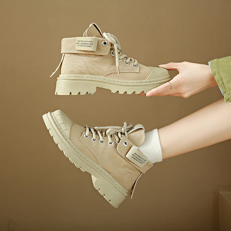 Женские армейские байкерские ботинки на низком каблуке и массивной подошве со шнуровкой по щиколотку Изображение 1